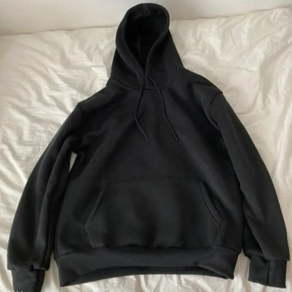 Säljer denna supersköna svarta hoodien då den inte längre kommer till användning💕💕. Hoodies.