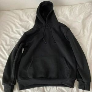 Svart hoodie - Säljer denna supersköna svarta hoodien då den inte längre kommer till användning💕💕