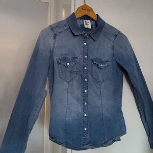 Skjorta - Storlek 34