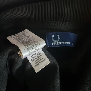 Fred Perry ziptröja - Äkta Fred Perry träningstöja. Mycket sparsamt använd. Svart