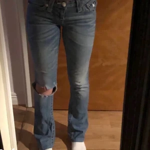 Truereligion jeans - Ett par superfina true religion jeans köpta från plick. Har endast används ett fåtal gånger och säljs för att jag bytt klädsstil. Byxornas storlek är 24 men passar även mig som har storlek 26. Skriv för mer info❤️