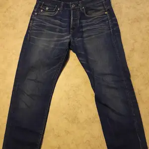 Ett par G-star Raw jeans i bra skick. Inga defekter, bara lite vanligt slitage. Se bilder och avgör själva. Snyggt och stilrent. 