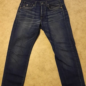 G-star Raw  - Ett par G-star Raw jeans i bra skick. Inga defekter, bara lite vanligt slitage. Se bilder och avgör själva. Snyggt och stilrent. 