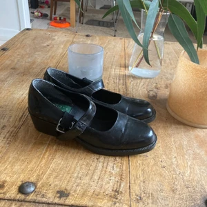 Mary Jane liknande skor - Säljer ett par Mary Janes liknande skor från Björn Borg. De har en repa som man kan se på bild 3 men man tänker inte på de. Köpa på PLICK men tyvärr för små. Köparen står för frakt som vi hörs om