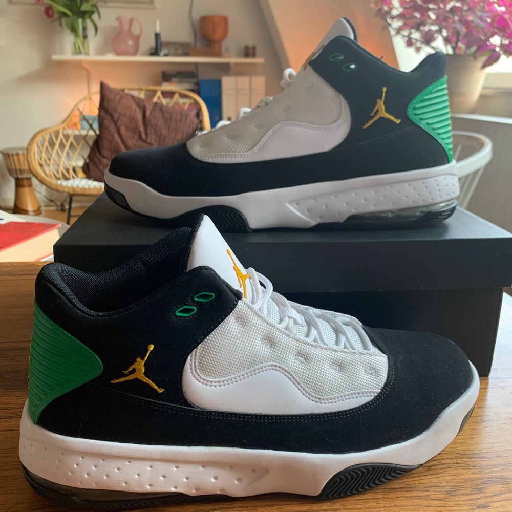 Jordan Max Aura 2 Black Lucky Green | Plick Second Hand