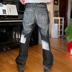 Angelino Jeans - Fett snygga jeans som inte riktigt kommer till användning  i och med att jag slutade lyssna på aphex twin och radiohead. Nice skick förutom lite slitningar där nere, hör gärna av för fler bilder eller frågor