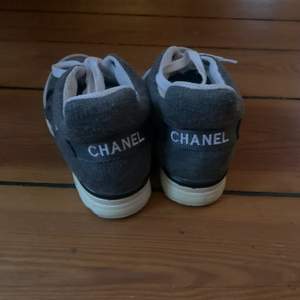 Sparsamt använda Chanel sneakers. Ej äkta men i superbra kvalitet. 