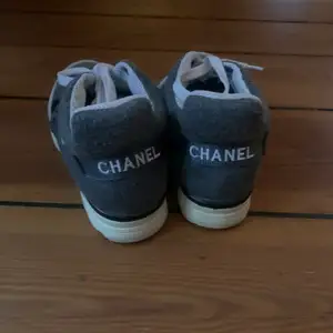 Sparsamt använda Chanel sneakers. Ej äkta men i superbra kvalitet. 