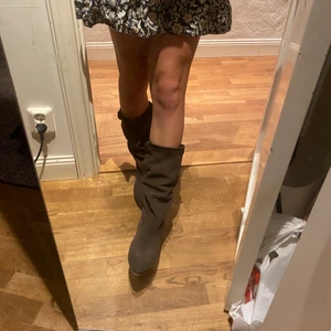 Bruna mocka stövlar i storlek 38/39 - Super fina mocka stövlar som sitter lite lösare om benet, på sista bilden ser ni dem på, bakifrån! Köpta i en jättesöt butik i Milano! 