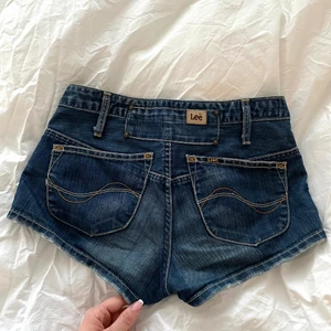 LEE SHORTS  - Super coola Lee shorts som behöver ett nytt hem! 💙 Storlek 28! 