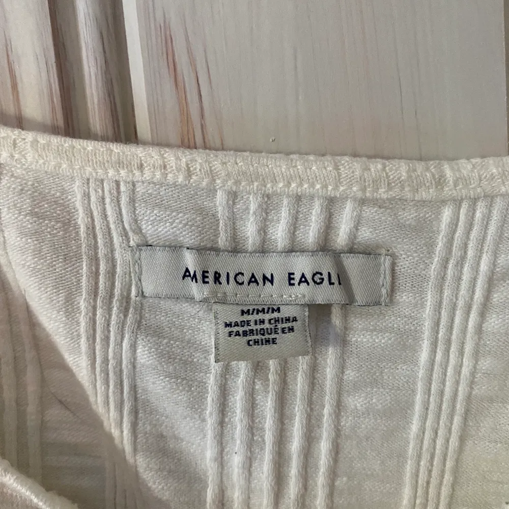 Vitt linne med knappar från American Eagle. Köpt secondhand och knapparna går inte att öppna. Väl använt, i storlek S. 50kr+frakt. Toppar.