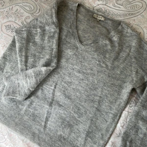 Selected Femme  ulltröja  - En fin ljusgrå ulltröja från Selected femme i strl M, snygg med en vit skjorta under. 