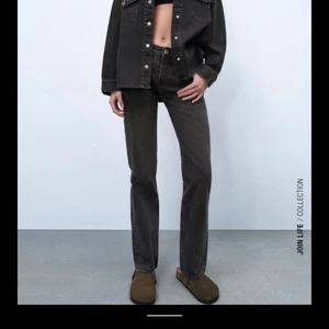 Zara Mid waist Straight Jeans 32 - Zara jeans i svart, mid waist och raka. De är i storlek 32 (xxs)) och i nyskick. Säljer för att de är lite för små för mig å vill gärna ha de lite större. Annars hur fina som helst verkligen!!!!💕💕💕 hör av er om ni har frågor, är intresserade osv