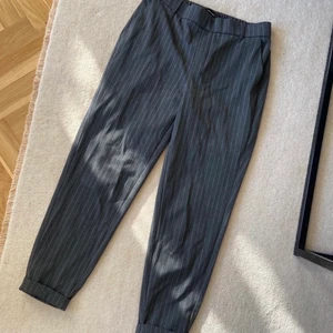 Kostymbyxor vero moda - Randiga kostymbyxor från vero Moda. Stl 36. Fint skick!