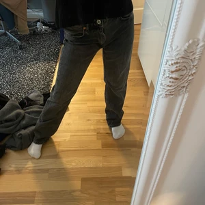 Jeans  - Dom populära jeansen från zara!💖 Storlek 34 men ja brukar vanligtvis ha 36 och dessa passar!!