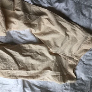 Lowwaisted linnebyxor - Lågmidjade linneliknande byxor med detaljer nedtill 😍 de är egentligen i storlek L men skulle säga att de mer liknar en s/m ❤️