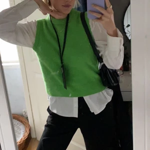 Arket stickad väst - Säljer min fina stickade väst från Arket i ull och alpacka!Endast använd 2 gånger. Storlek XS