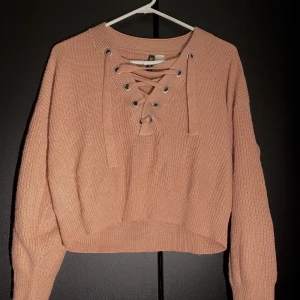 H&M stickad tröja - H&M stickad tröja i storlek S. I ganska bra skickt! Färg: rosa nude. 