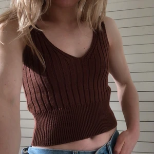 Brunt stickat linne  - Brunt stickat linne i storlek s! 