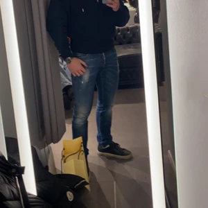 Dsquared2 Jeans - Säljer mina super fina dsquared2 jeans då jag inte längre använder dem och rensar lite i garderoben. Köpta på NK i göteborg för runt 5000kr, jag har kvar kvitto och alla lappar som följde med. De är i väldigt bra skick utan några defekter eller skador alls. Fler bilder och information går att fixa!