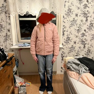 Bomberjacka  - Säljer denna jätte fina rosa bomberjacka! Använt en vår 2018 tror jag! Inte mer. Väldigt varm och bekväm. Storlek 164 men gick på mig i storlek XS-M med en hoodie under. Skriv vid intresse eller frågor💘