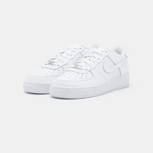 Nike Air Force 1 vita - Helvita Air Force i strl. 39. Använda fåtal gånger och nyligen köpta. Säljer pga de är för stora för mina fötter. Finns liten slitning vid hälen på högra skon. Jättefint annars och passar perfekt nu till våren🤗 Nypris 1349 kr
