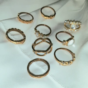 Ringar guld 2 kr styck - Ringar, guldfärgade, säljer pga för stora för mig, färgar ev grönt av sig. Skriv vilken av ringarna du vill ha (A-J).