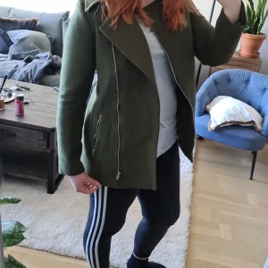 NA-KD jacka strl 38 - Jätte fin höst/vår jacka. Använd få gånger då den är för liten. Köparen står för frakten🥂