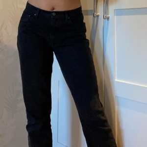 Svarta jeans - Ett par raka jeans ifrån nelly som tyvärr är för stora för mig. Medelhög midja. Jag är 163cm och de är lite långa på mig men de funkar med skor på. De är jätte bra skick, knappt använda. Storlek 36 men skulle säga att de mer är 38. Skriv för mer bilder!!💓 