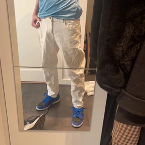 Vintage byxor - Vita zara jeans: storlek 29/31 köpta för 169 kr cond: bra använt 70 kr.                                                                Vintage wrangler jeans: 30/33 baggy köpts för 500 kr bra skick knappt använda 150 kr.                                            Beige hm jeans: storlek 34 kötps för 99 kr bra skick sitter straight 30 kr