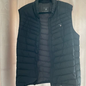 Väst från Gant - En svart enkel väst i herrmodell från Gant. Storlek 170/90a men passar min sambo som har storlek s/m i vanliga fall.