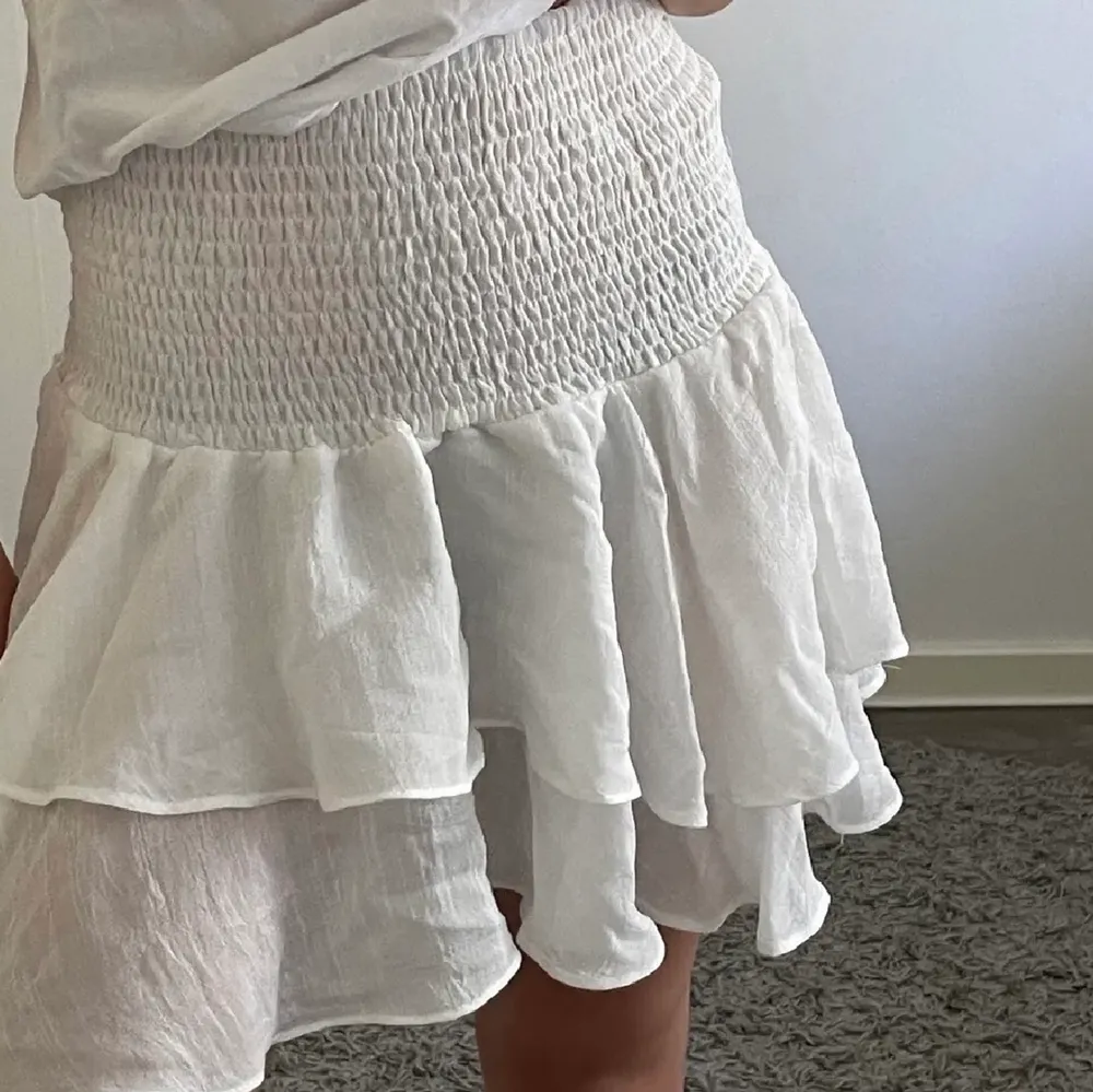 en jättefin vit volangkjol, chelsea liknande kjol. köptes här på plick men säljer nu pga ingen användning💕 bilderna är lånade!!. Kjolar.