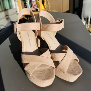 Beiga klackar - Supersnygga beiga klackskor, använda 2 gånger! Ankelbandet är brett vilket gör skorna sköna och stabila att ha på sig. Snygg och neutral färg☀️