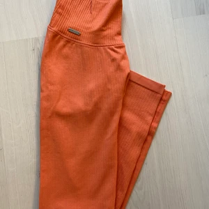 Träningstights Aimn - Träningstights från AIM’N i storlek XS, det är inte alls den färgen som det blir på kameran utan det är den färgen jag klippt in på bild nr 2. 