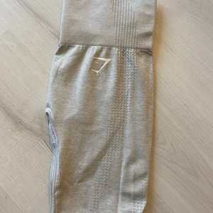 Träningstights Gymshark  - Träningstights från gymshark i storlek S, de är aldrig använda men de har ingen prislapp kvar. De är gråa. 