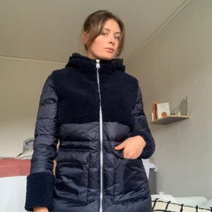 Dunjacka med TEDDY - Ny dunjacka från franska JOTT. Använd 4-5ggr. Säljer pga kommer ej till användning. Varm och gosig! Går att öppna dragkedjan nedifrån och uppifrån. Nypris ca 2000-2500kr. 