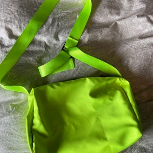 Neon väska - Säljer denna super snygga neongröna väska💚