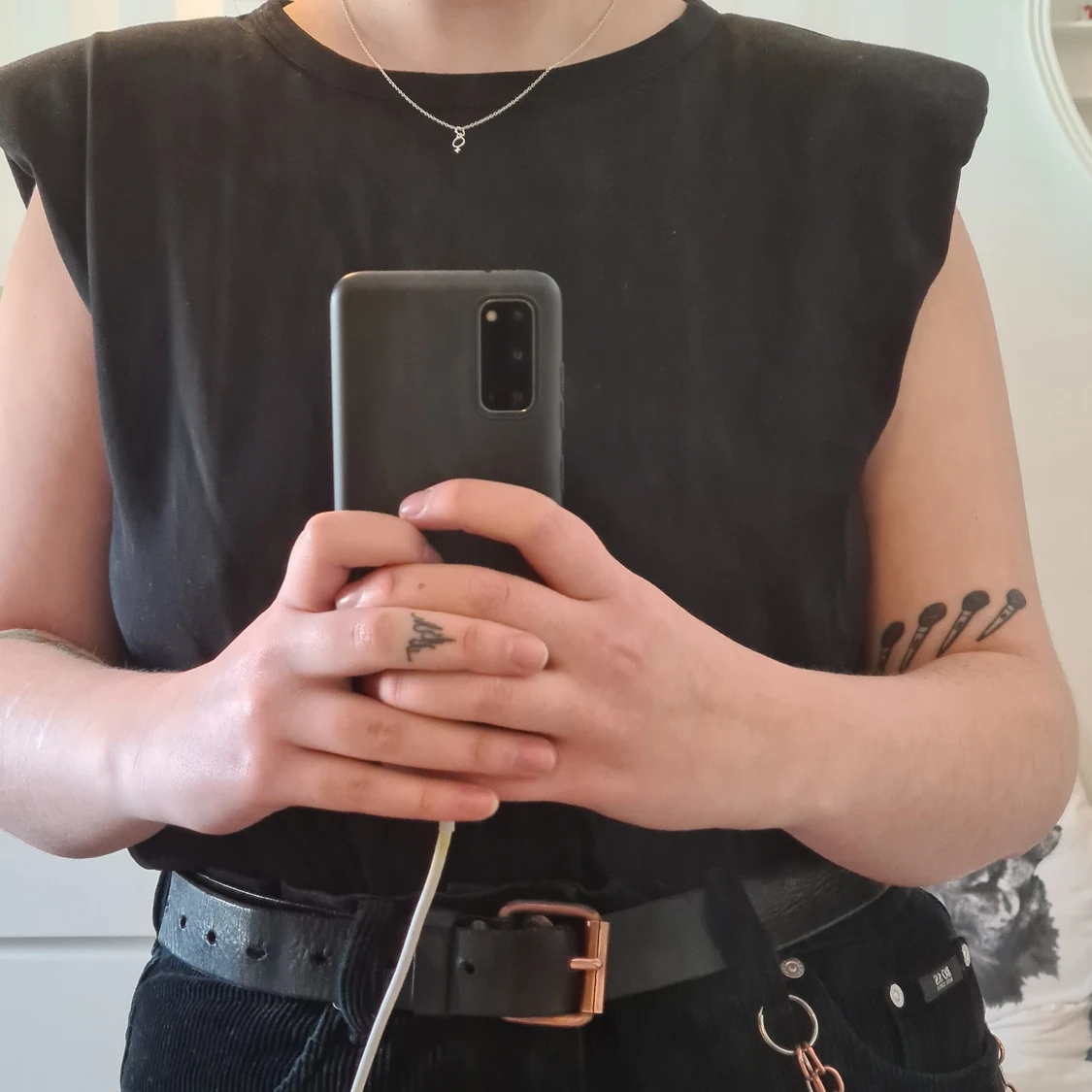 Svart topp med små "axelvaddar" - 90