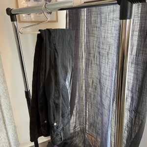 Jeans  - Snygga raka jeans från bikbok, använd cirka 2 ggr så i bra skick! Storlek 27, dom passar mig och jag är 174cm lång. Köparen står för frakten, skriv vid fler frågor eller bilder.