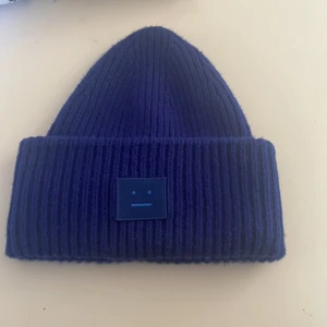 Acne mössa  - Sparsamt använd och ser nästan helt ny ut. Nypris 1100kr men säljer för 500kr och vid snabbt köp kan det bli mindre. Såklart äkta. Super fin och ovanlig färg