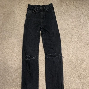 Jeans  - Säljer dessa raka jeans från zara,fint skick men tyvärr för små för mig, köpte dom av en tjej här på plick, stl 32/xs men små i storleken jag är vanligtvis en xs men dom var för små för mig!💕