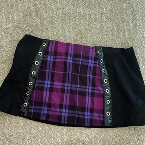 KORT kjol - JÄTTEKORT kjol som passar mig som har S/M. Den är lågmidjad och har en dragkedja bak. Säljer pga att den är för kort enligt mig och inte min stil. Hör av dig om du har frågor🥰 20kr + frakt