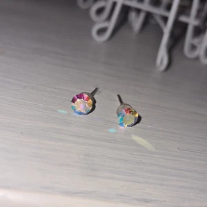 Örhängen. - Små örhängen oanvända med gummi plupp.