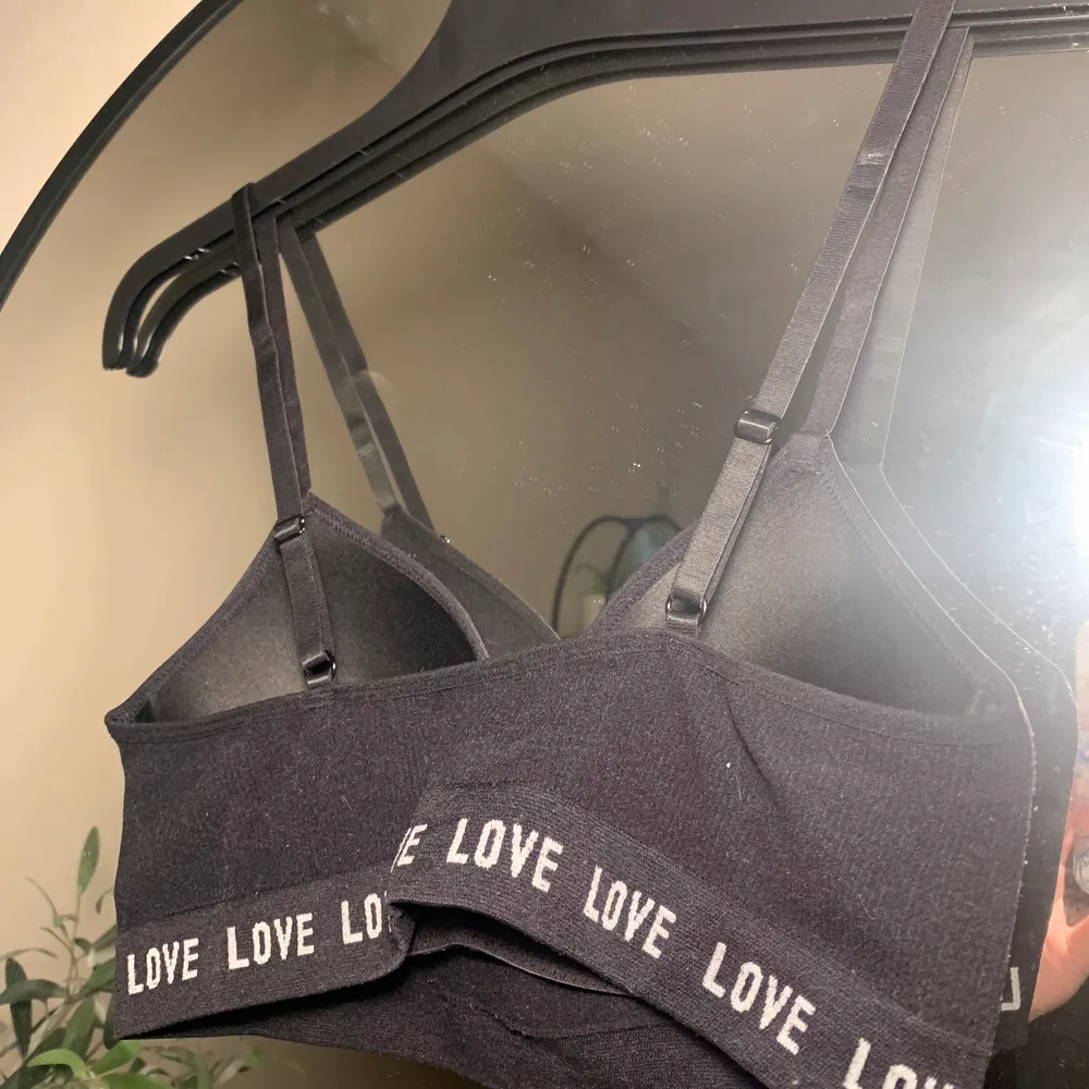 Säljer en helt ny bh/topp ifrån h&m! Säljer då den är förliten för mig och har råkat ta av lapparna, men dem finns! Den är alltså aldrig använd bara testad. Storleken är 75C!! Den har inte spännen där bak utan sitter ihop hela vägen runt! Köpt den för 199 och säljer den för 100kr + frakt(frakten betalt kunden:) Bara att skriva vid frågor!❤️. Yläosat.