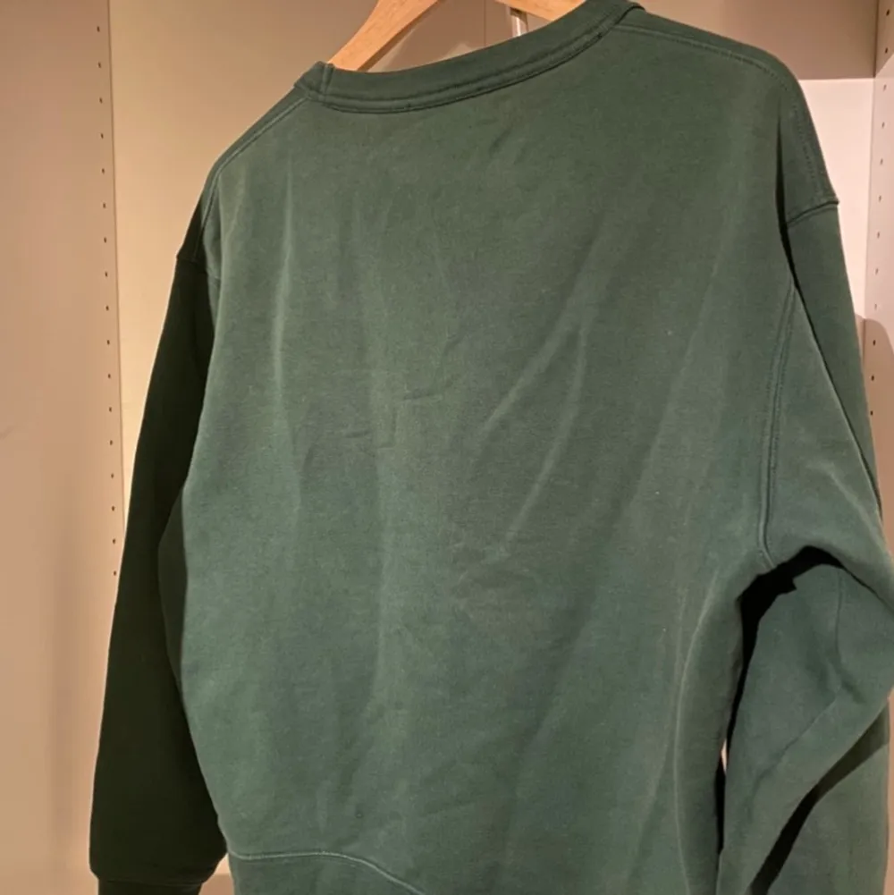 Acne studios tröja i grön med märke på bröstet. Gott skick och kan skickas ifall det önskas om köparen står för frakt. Tag finns för att garantera att plagget är äkta.. Tröjor & Koftor.