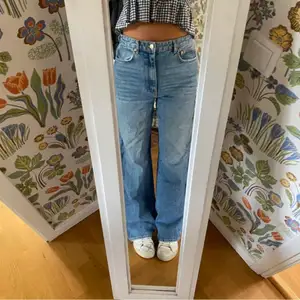 !Lånade bilder!!!Så fina jeans från Gina! Storlek 42 men passar en M-L eller 40 skulle jag vilja säga. Ej använda av mig utan säljer vidare då dom var för långa för mig som är 169cm ungefär. 