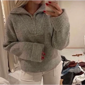 Stickad tröja  - Säljer min nu min fina zip tröja från bikbok som är helt slutsåld och väldigt populär. Storlek XS men sitter som en S. Använd ett fåtal gånger så väldigt bra skick. Köparen står för frakten💗 (första bilden är lånad!!)