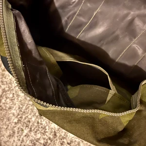 Arméns persedel bag M/69 - Den persedel som värnpliktiga ”glömt” att återlämna i generationer. Perfekt weekend bag i canvastyg, rymmer 35 liter. Extra ficka på insidan och gallonmaterial i botten för att inget ska bli blött. Camouflerings färgad.                                                    Nyskick och oanvänd. 