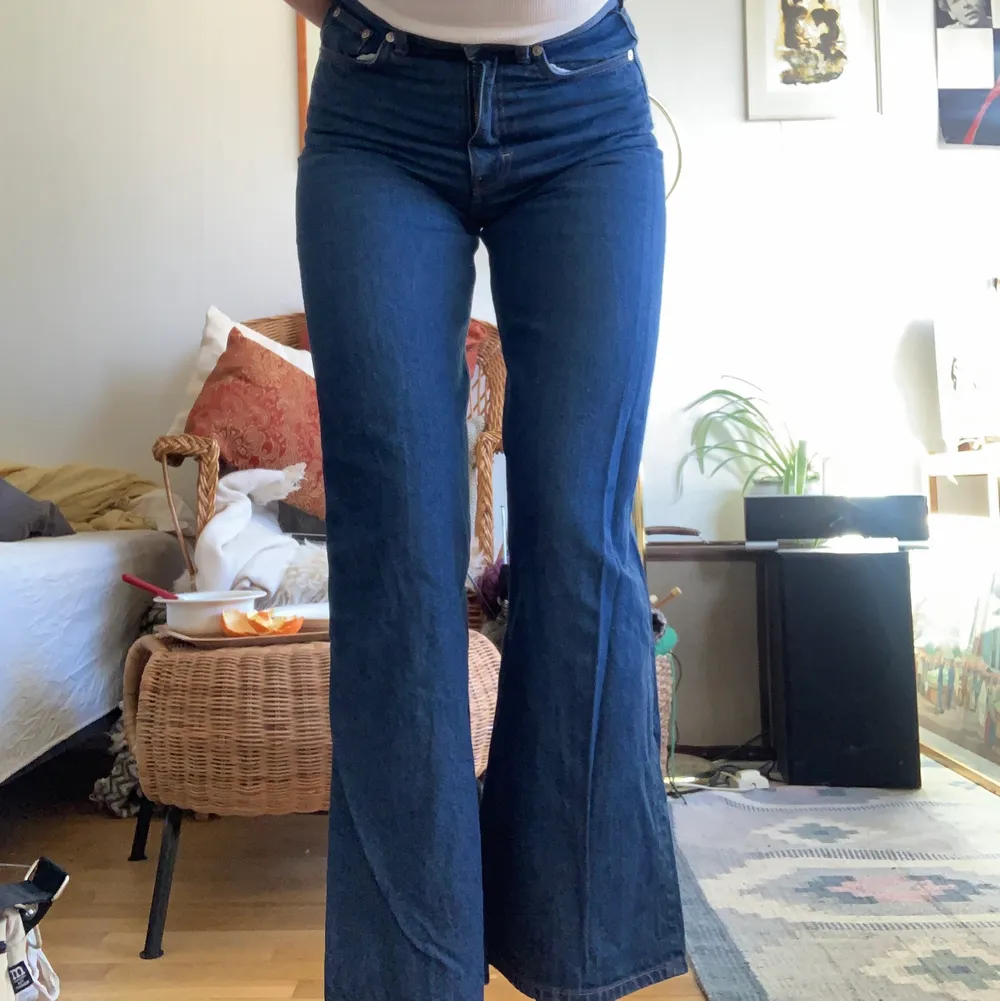 Säljer dessa fina utsvängda jeans från arket som knappt har kommit till användning då de tyvärr är för korta för mig. . Jeans & Byxor.