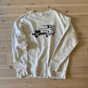 Oversize sweatshirt - Jättemysig vintage oversize sweatshirt i ljusgrått som jag säljer pga använder tyvärr inte längre! Tröjan har en print på en gammal Volvo och sitter supersnyggt!